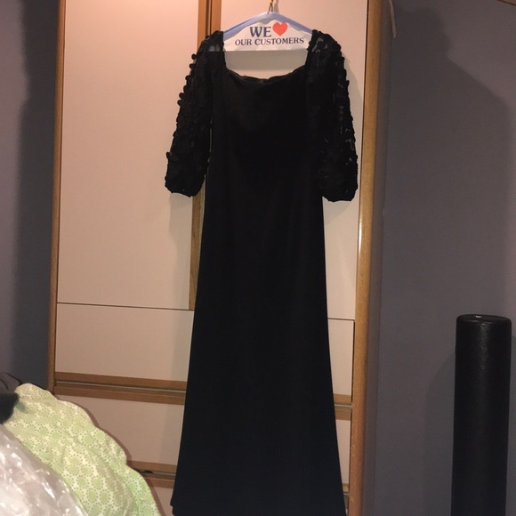 Black Gown - Picture 5 of 5